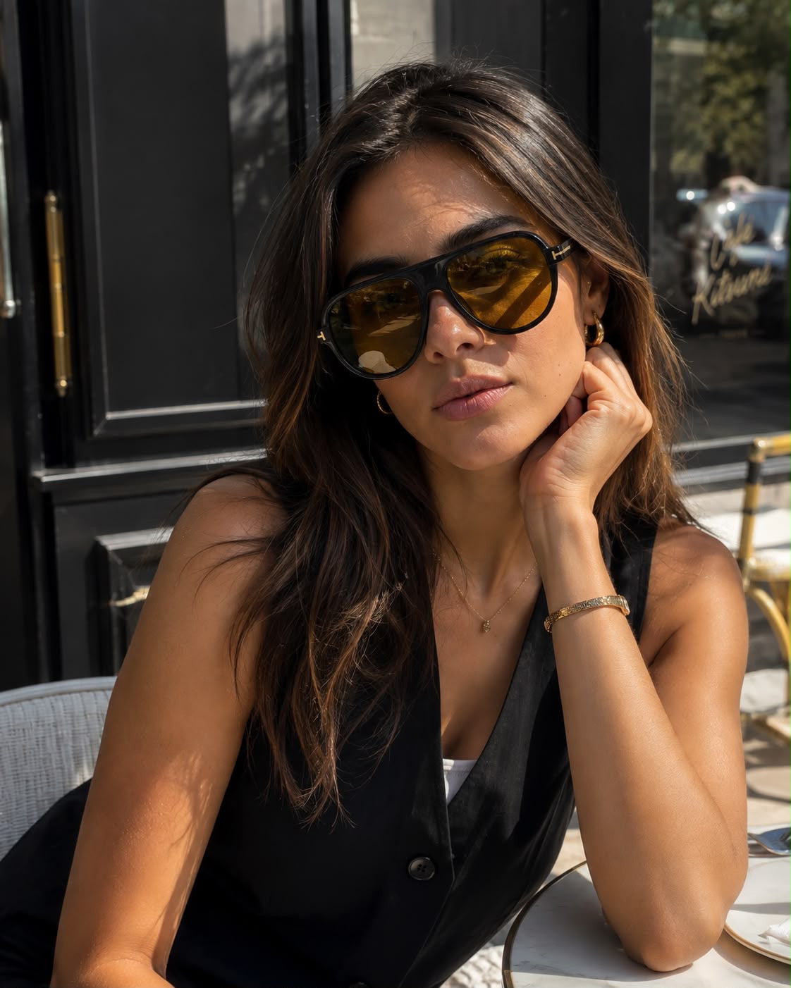 Gafas de sol, con detalles dorados.