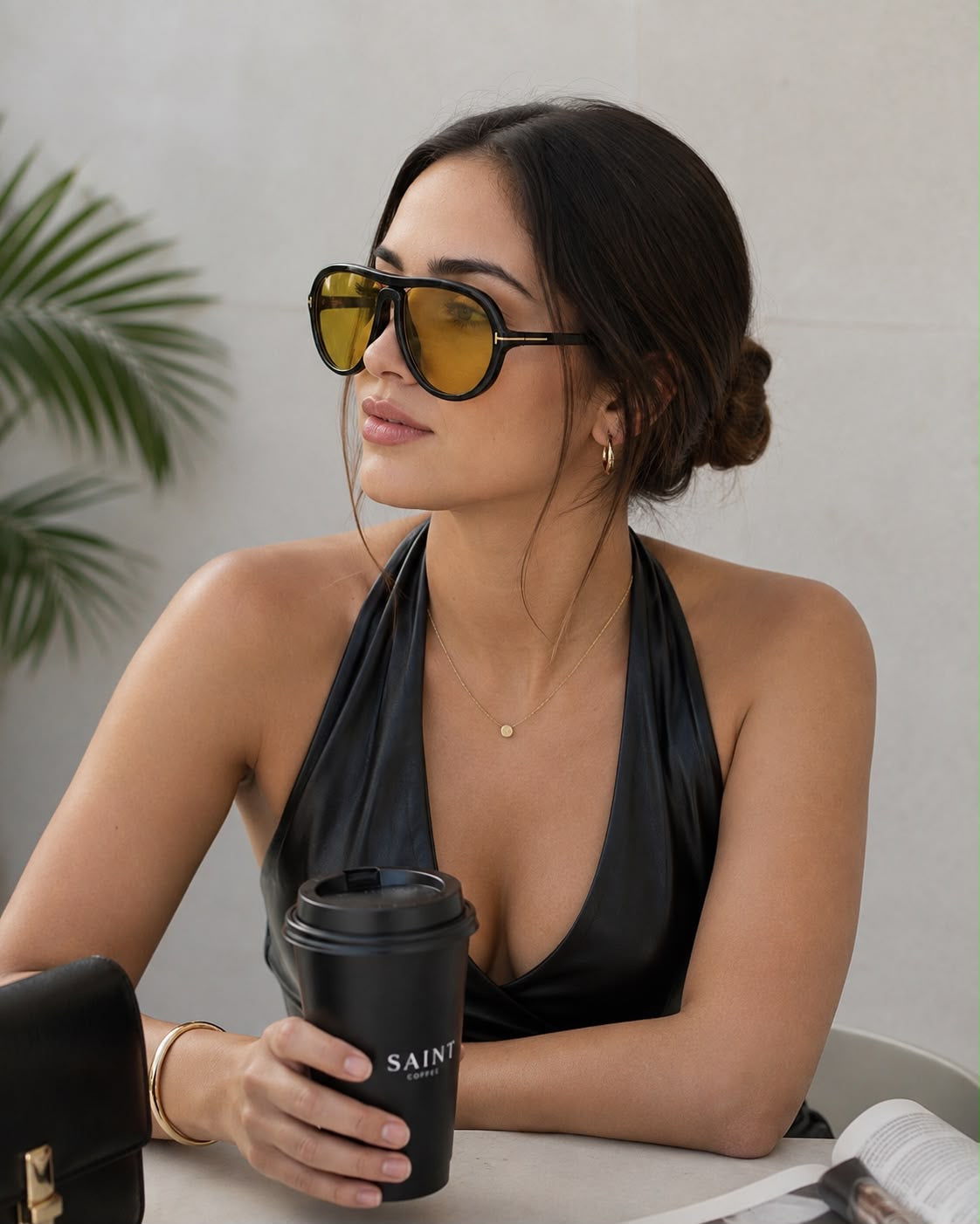 Gafas de sol negras con cristal amarillo.