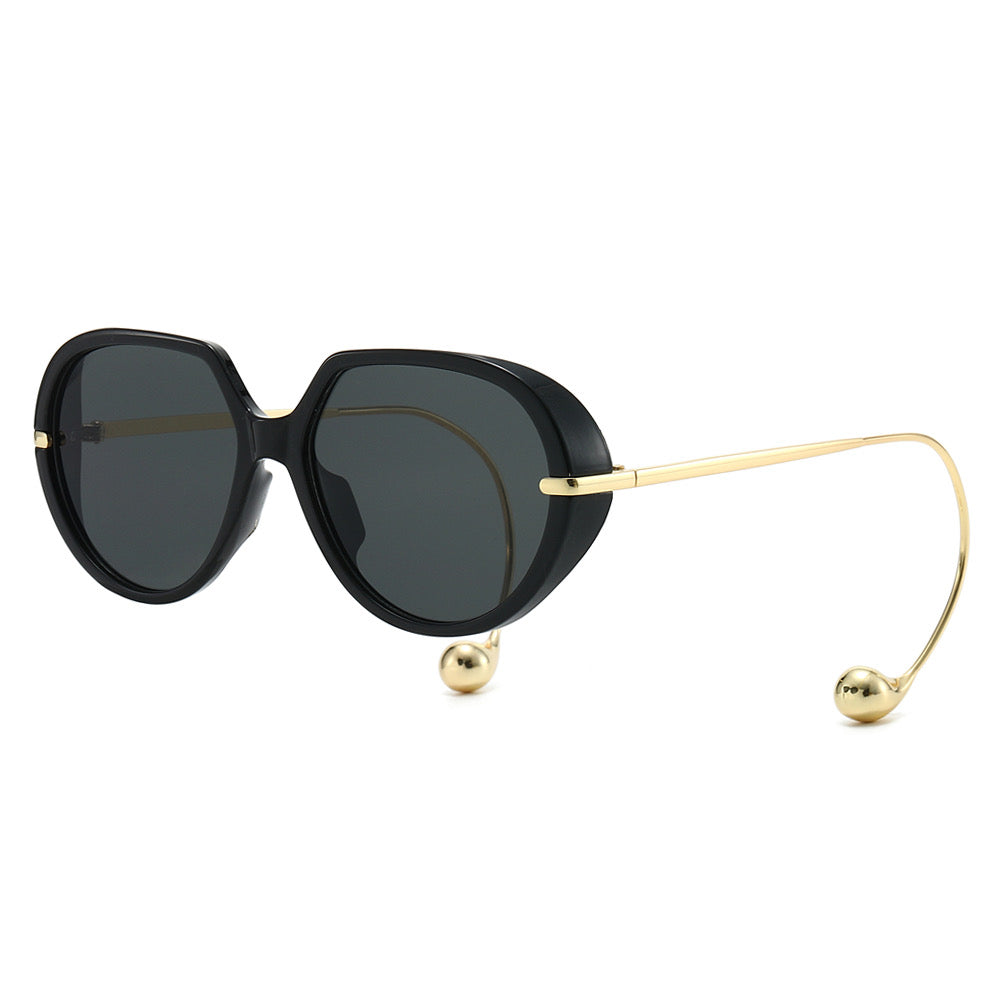 Gafas de sol, detalle dorado.