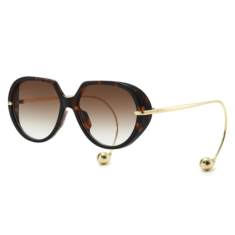 Gafas de sol, detalle dorado.